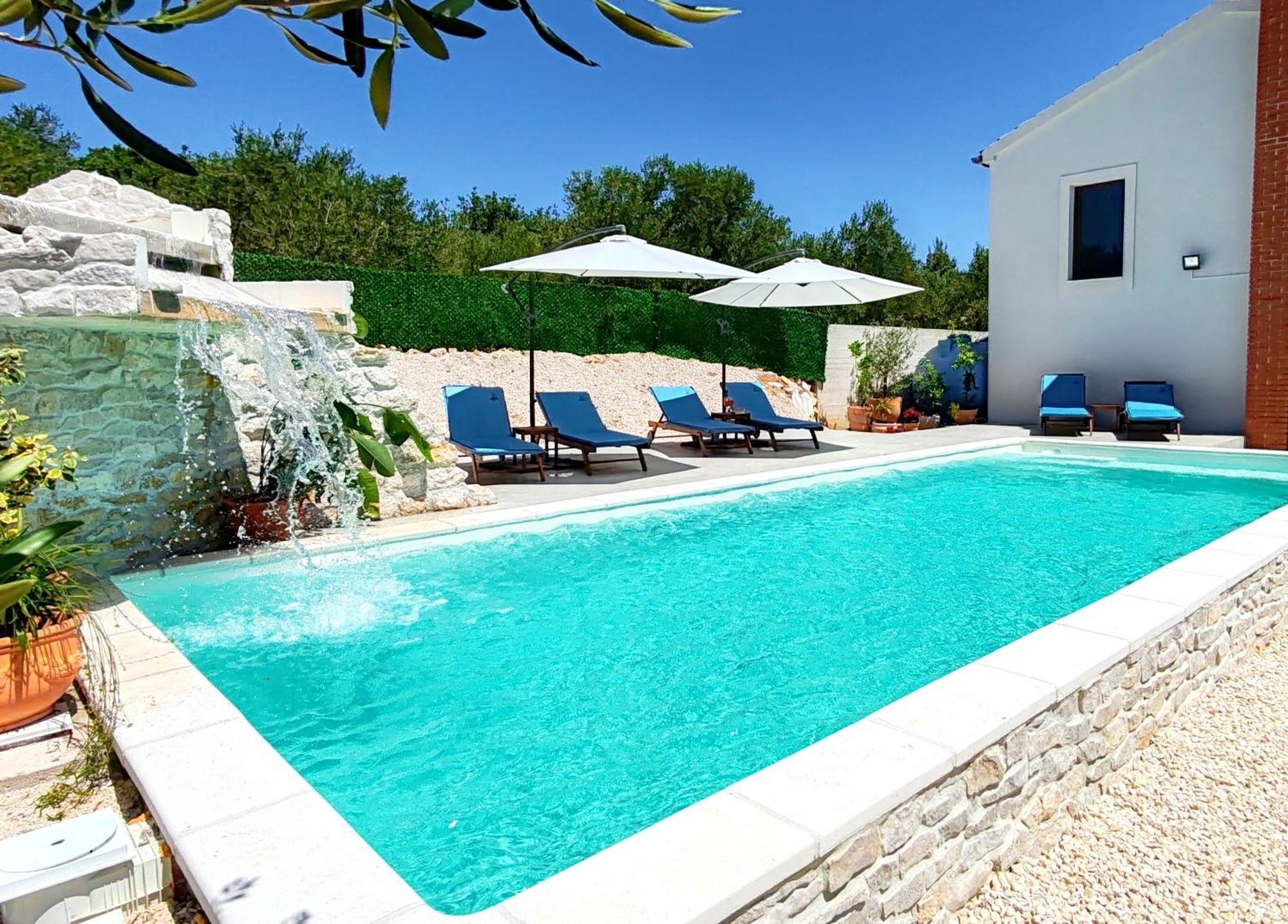 New!!! Xl Swimming Pool With Waterfall