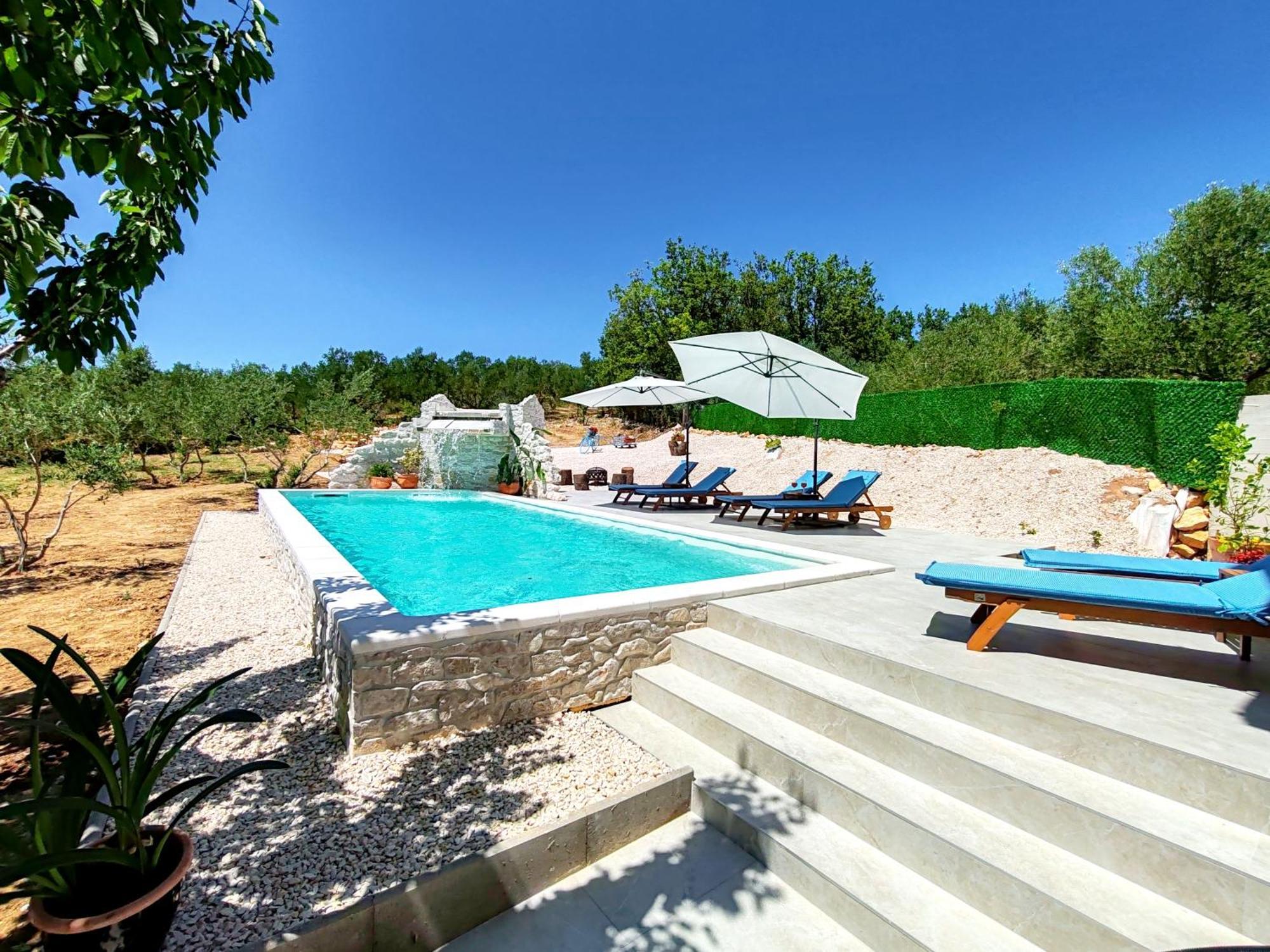 New!!! Xl Swimming Pool With Waterfall *